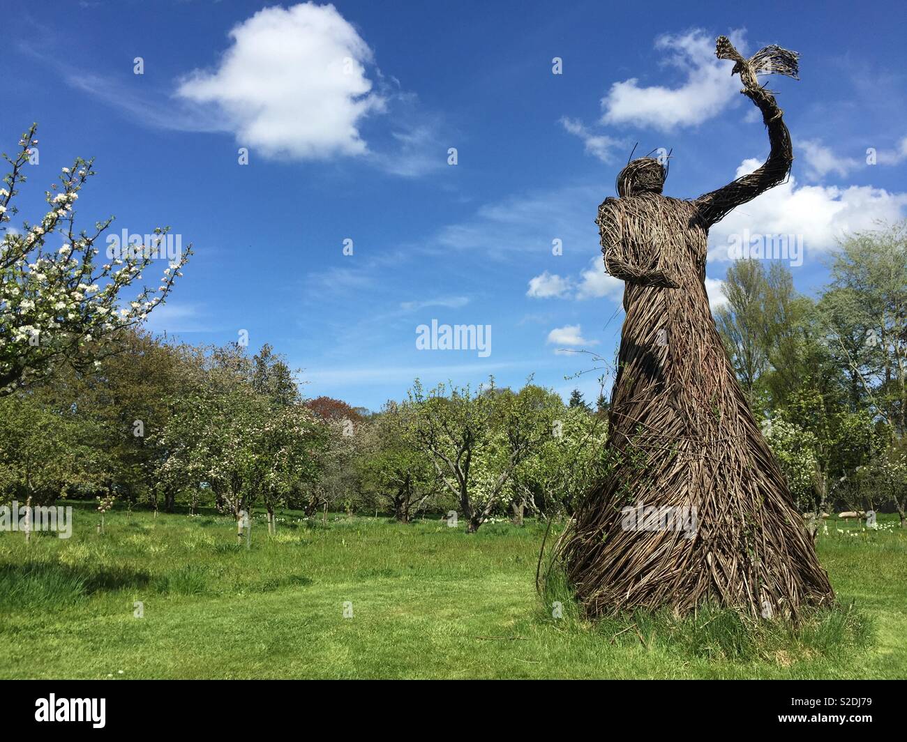Willow scultura di donna con uccello, Falkland Palace, Scozia Foto Stock