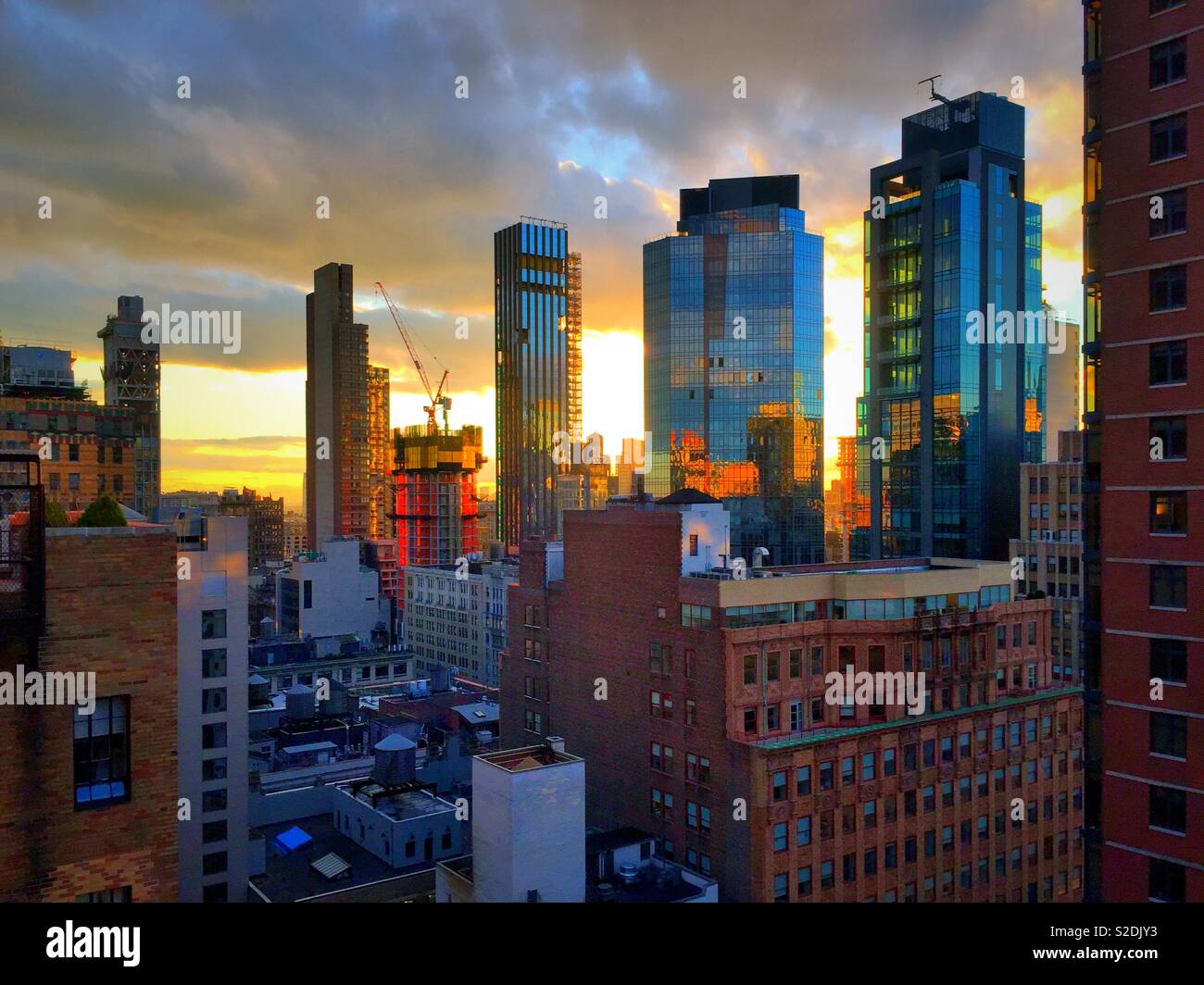 Costruito di recente appartamento alta sorge in nomad, NYC, STATI UNITI D'AMERICA - Immagine stock catturata con smartphone