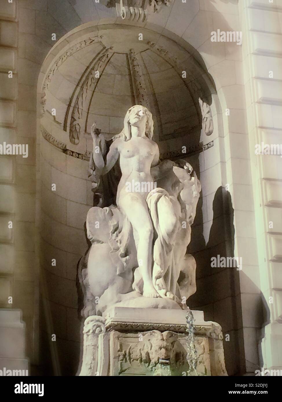 Statua in marmo di bellezza e la fontana presso la principale biblioteca pubblica, Quinta Avenue, New York City, Stati Uniti d'America - Immagine stock catturata con smartphone