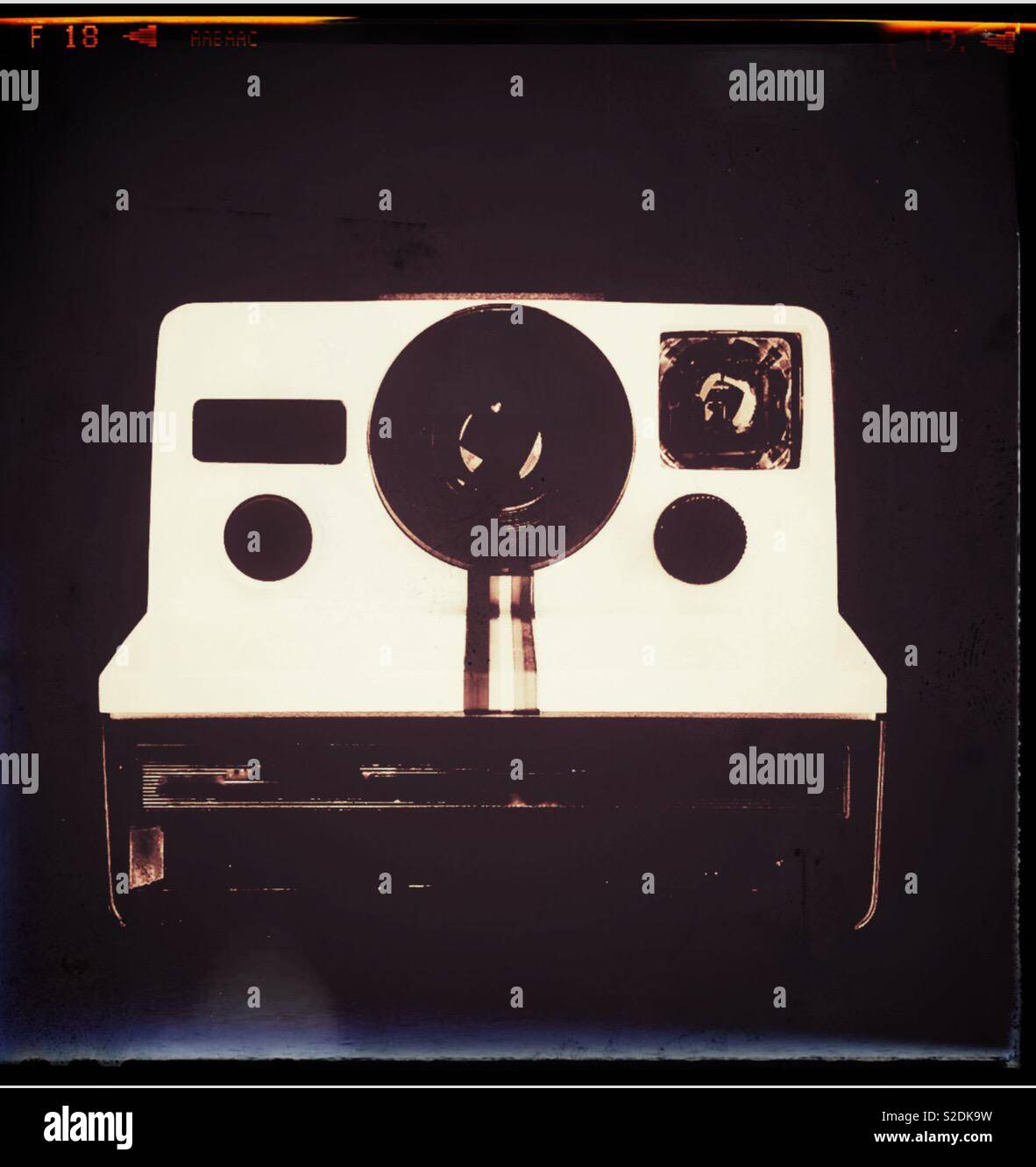 70's vintage fotocamera istantanea. - Immagine stock catturata con smartphone