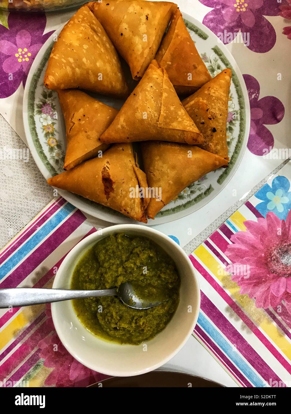 Finger food: Sambosa pezzi con sorgente di peperoncino Foto Stock