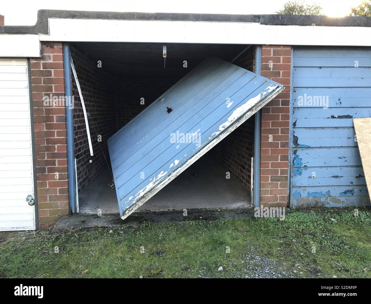 Serratura rotta fino porta di garage Foto stock - Alamy