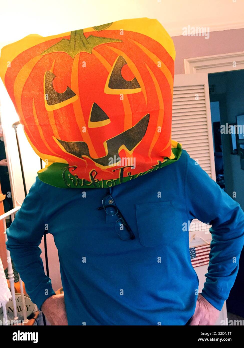 Uomini caucasici ingannare circa con una zucca di Halloween sac sul suo capo, STATI UNITI D'AMERICA Foto Stock