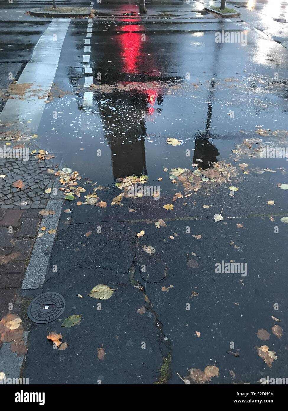 Straßenreflektionen Foto Stock