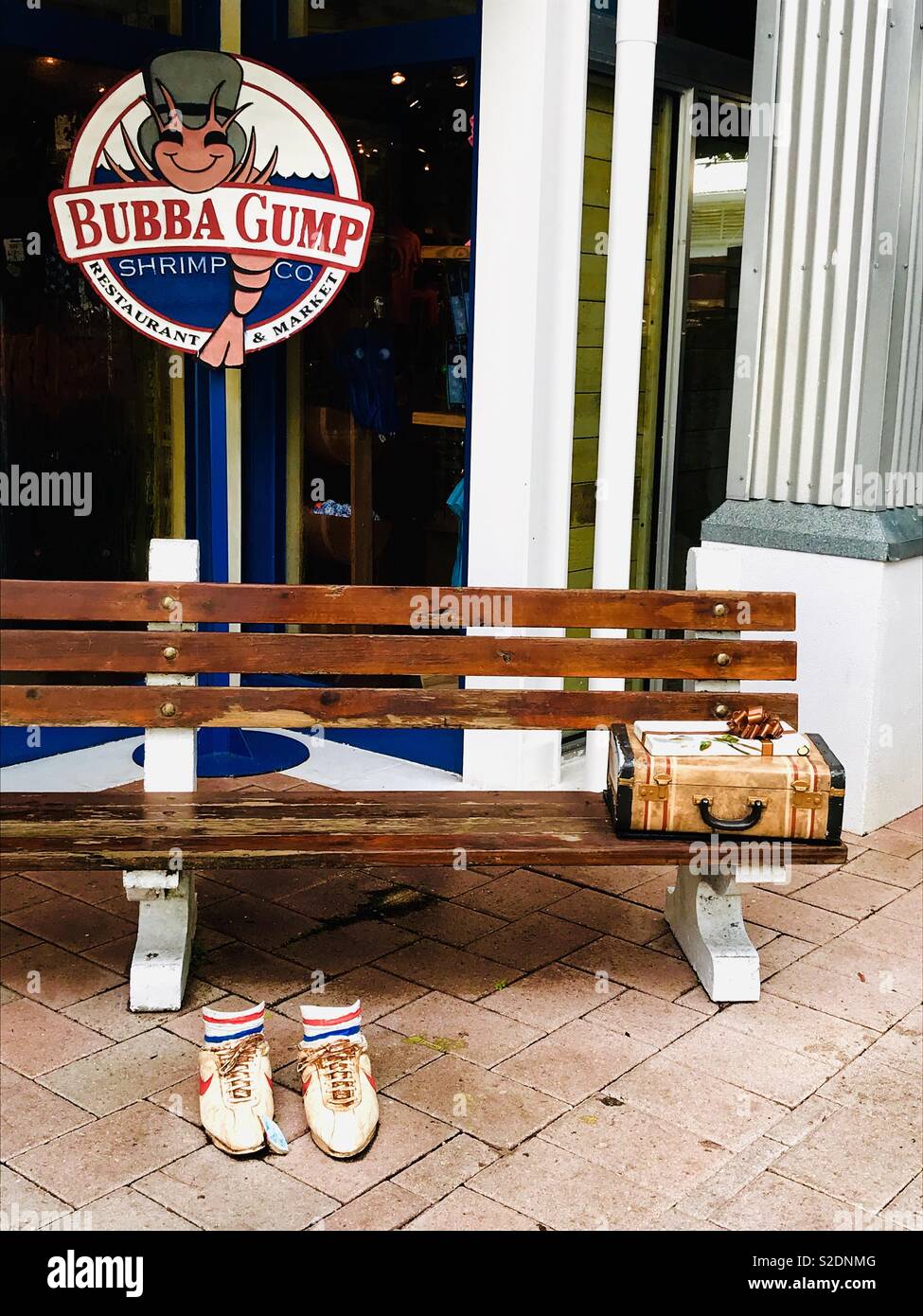 Bubba Gump Shrimp Co Ristorante e mercato, banco con valigia, presente e scarpe da corsa Foto Stock