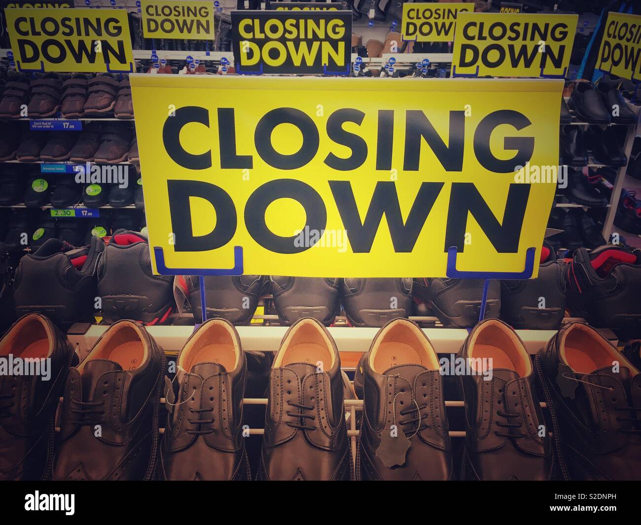 Chiusura negozio di scarpe - Immagine stock catturata con smartphone