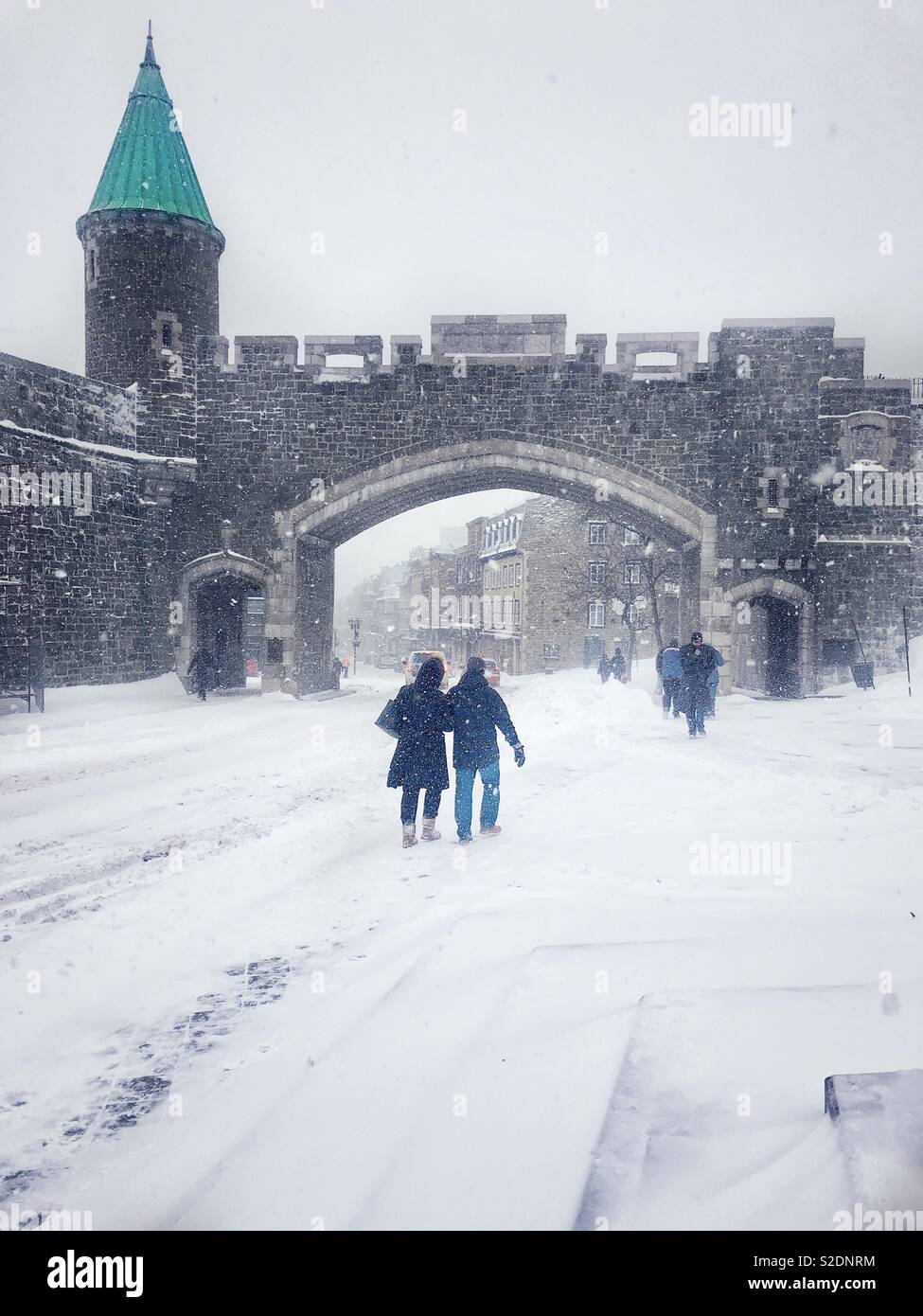 Vista del Quebec le sue fortificazioni : St. John's Gate (Porte San Jean) nella parte vecchia di Quebec City durante una tempesta di neve Foto Stock