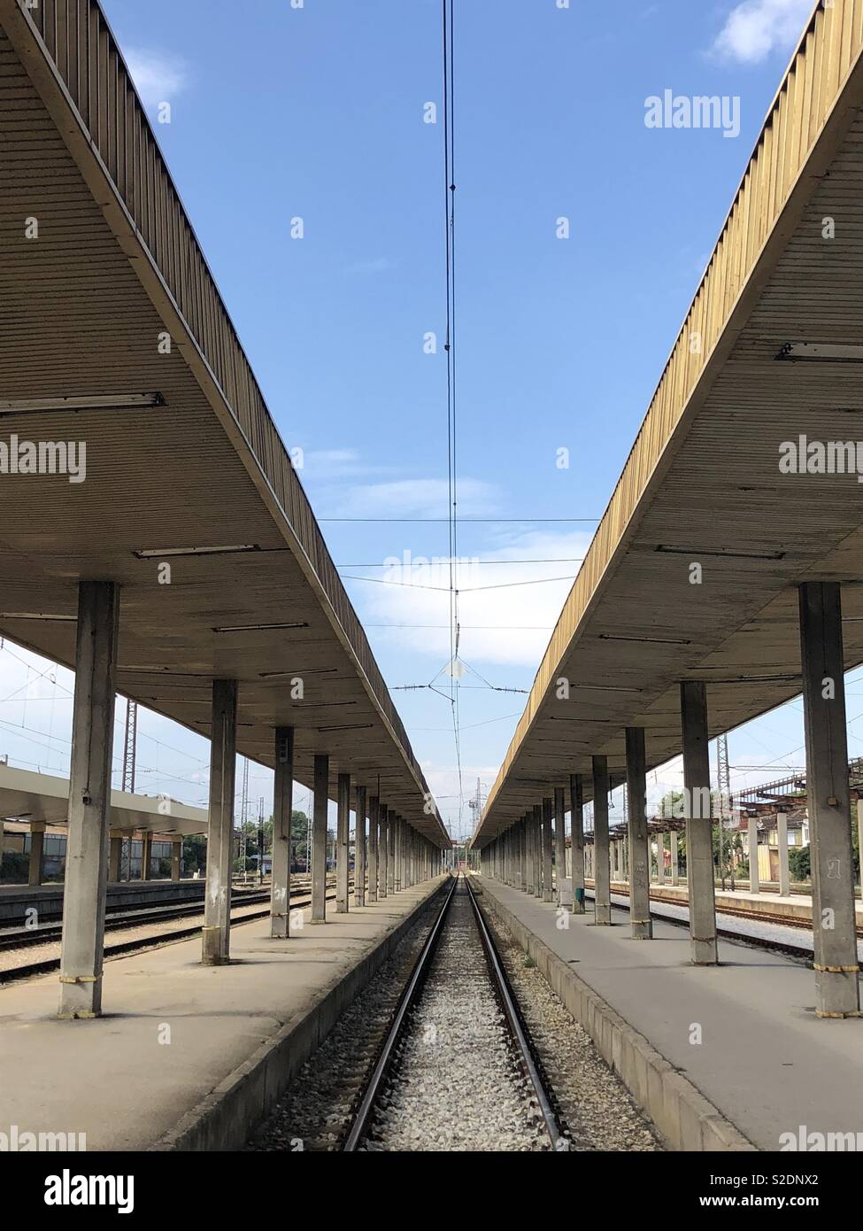 Stazione ferroviaria in Bulgaria senza il treno Foto Stock