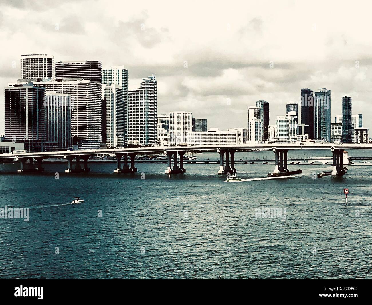 Vista della skyline di Miami da una nave da crociera in mare Foto Stock
