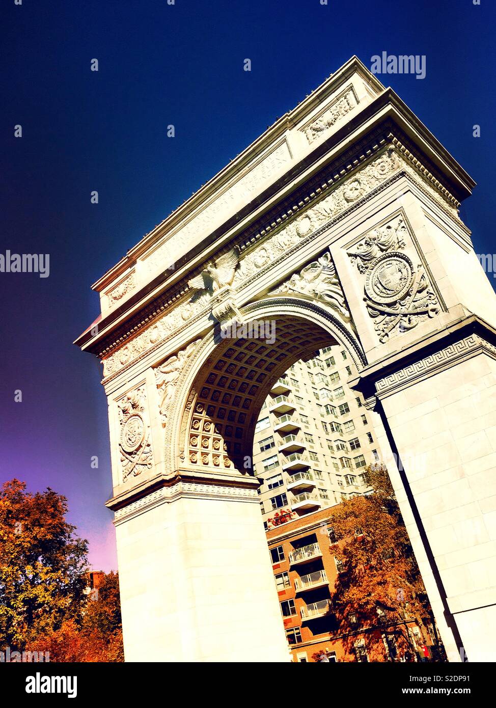 Close-up dell'arco a Washington Square Park, Greenwich Village, NY C, STATI UNITI D'AMERICA - Immagine stock catturata con smartphone