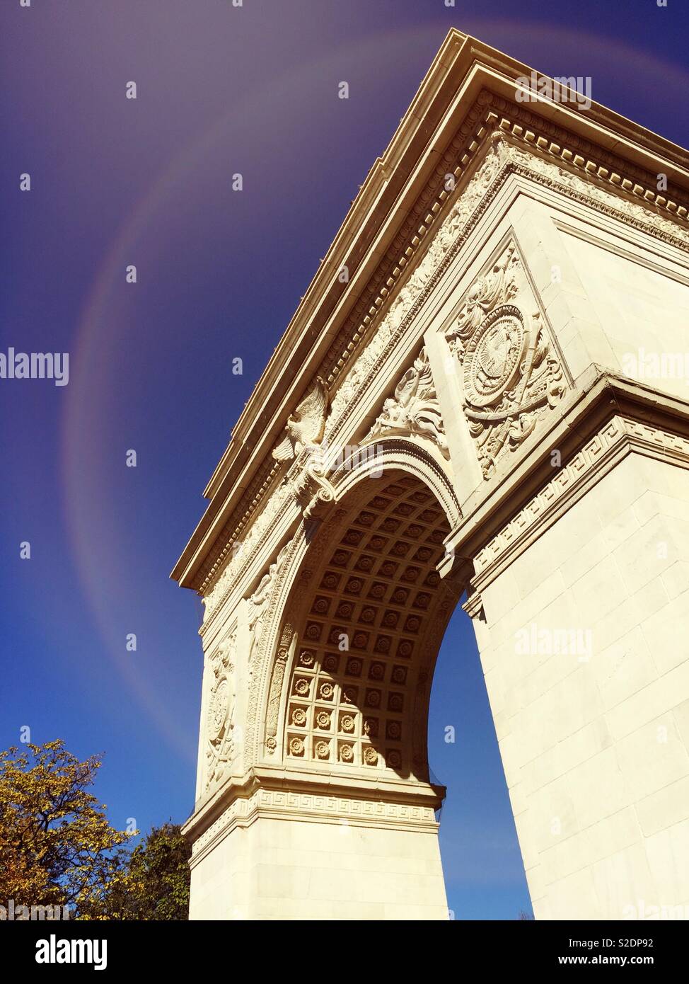 L'arco a Washington Square Park su un luminoso pomeriggio soleggiato, Greenwich Village, New York, Stati Uniti d'America - Immagine stock catturata con smartphone