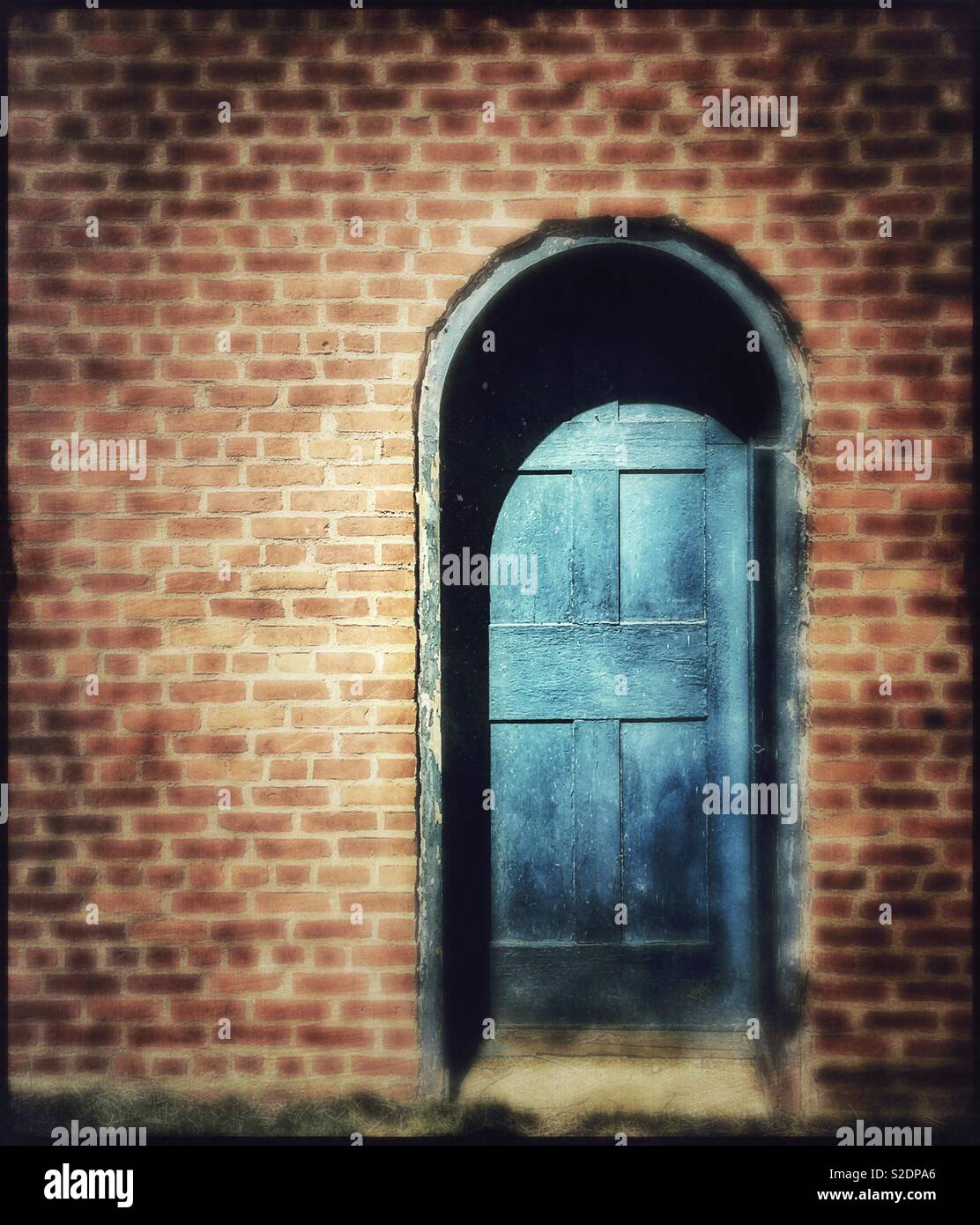 Ad arco porta blu su un edificio di mattoni in Zoar, Ohio Foto Stock