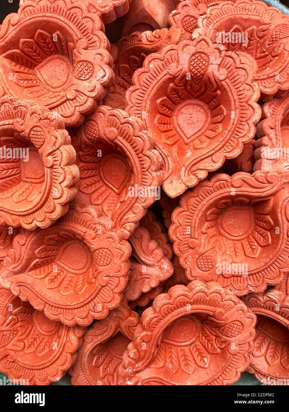 Rosso Terracotta Diwali lampadine tradizionali per la vendita nel mercato Foto Stock