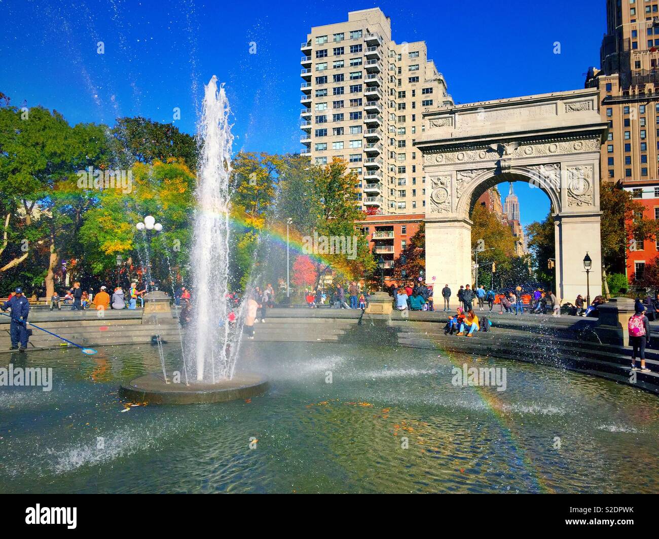 Rainbow riflessi nella fontana di Washington Square Park, New York, Stati Uniti d'America Foto Stock