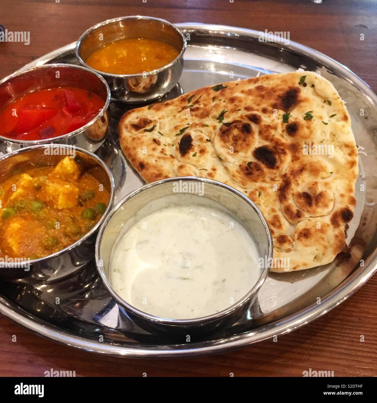 Il cibo indiano non nutre solo il corpo Foto Stock