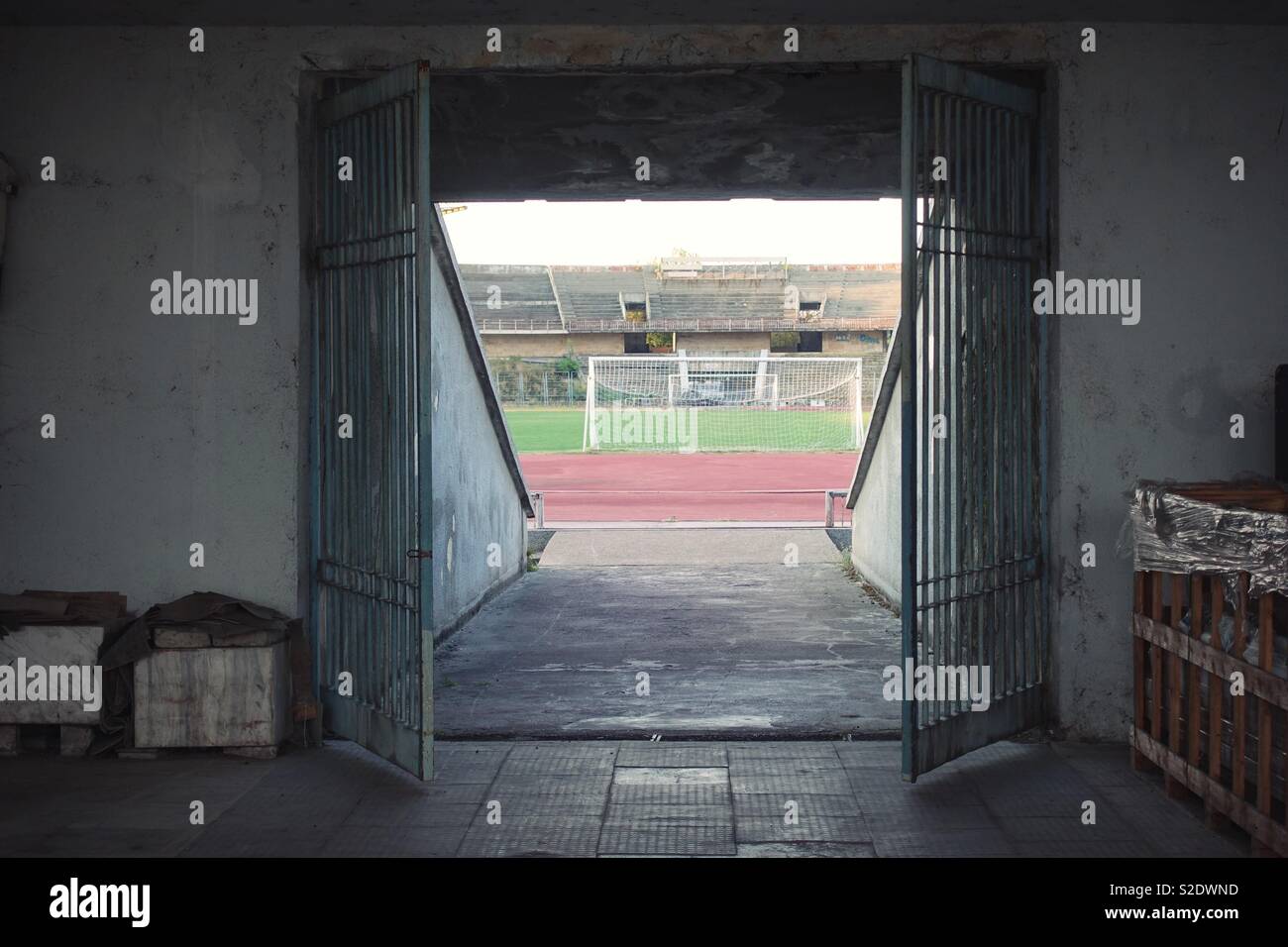 Immettere l'arena: open gate per il calcio e lo stadio di atletica leggera Foto Stock