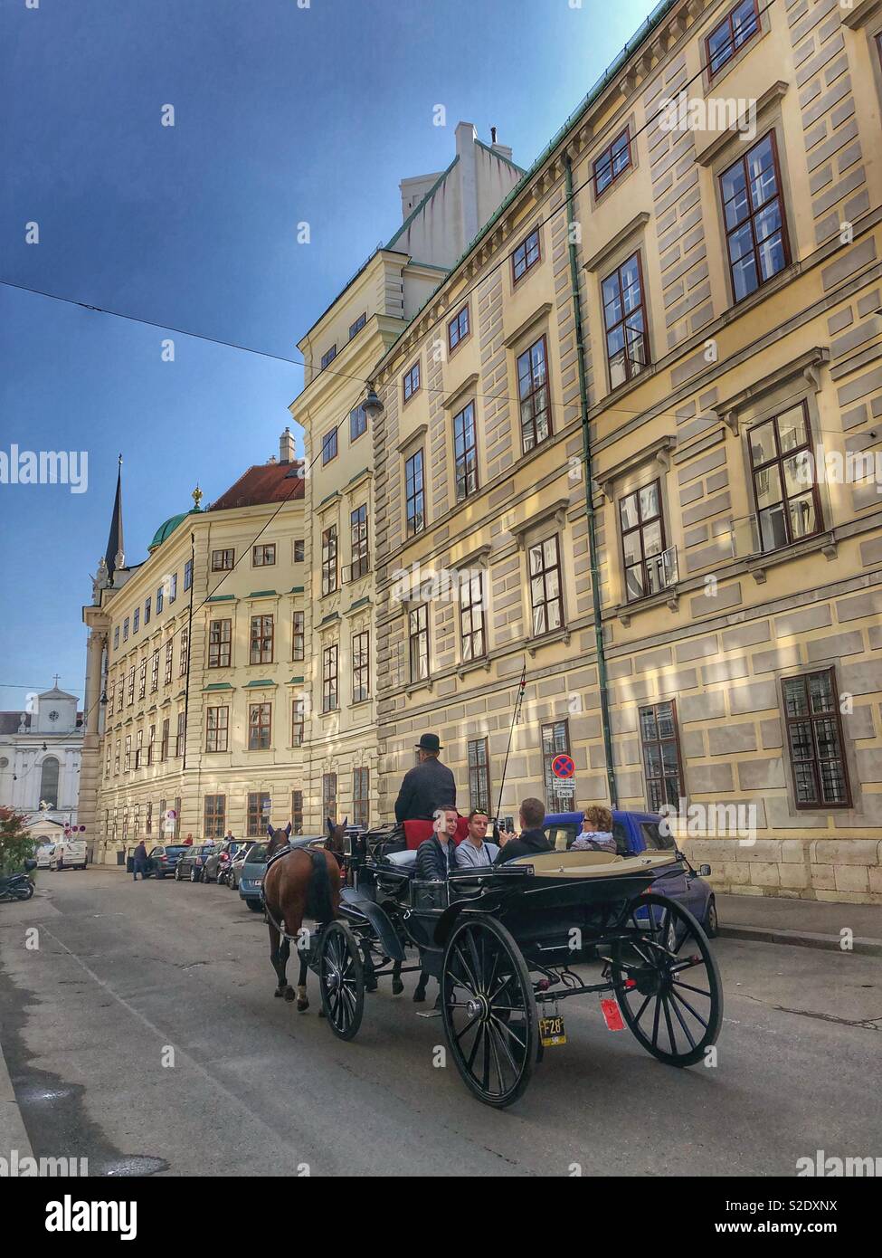 Turisti che si godono un cavallo e carrozza di Vienna in Austria. - Immagine stock catturata con smartphone