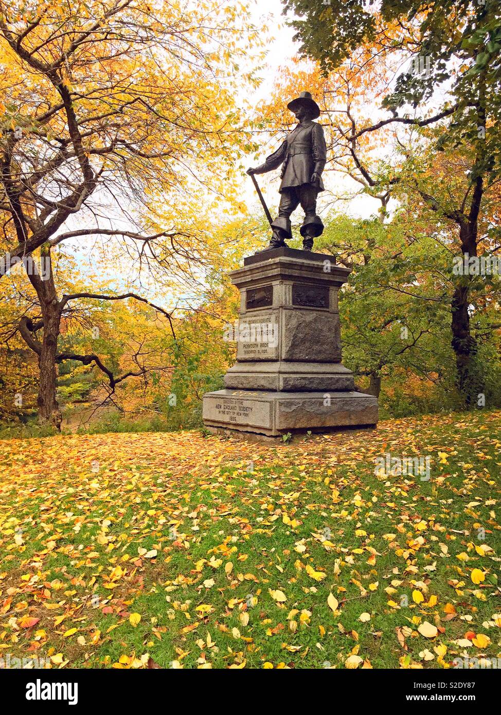 Il Mayflower discendente Statua Pellegrina sulla collina di central park in una luminosa giornata di caduta, NYC, STATI UNITI D'AMERICA - Immagine stock catturata con smartphone