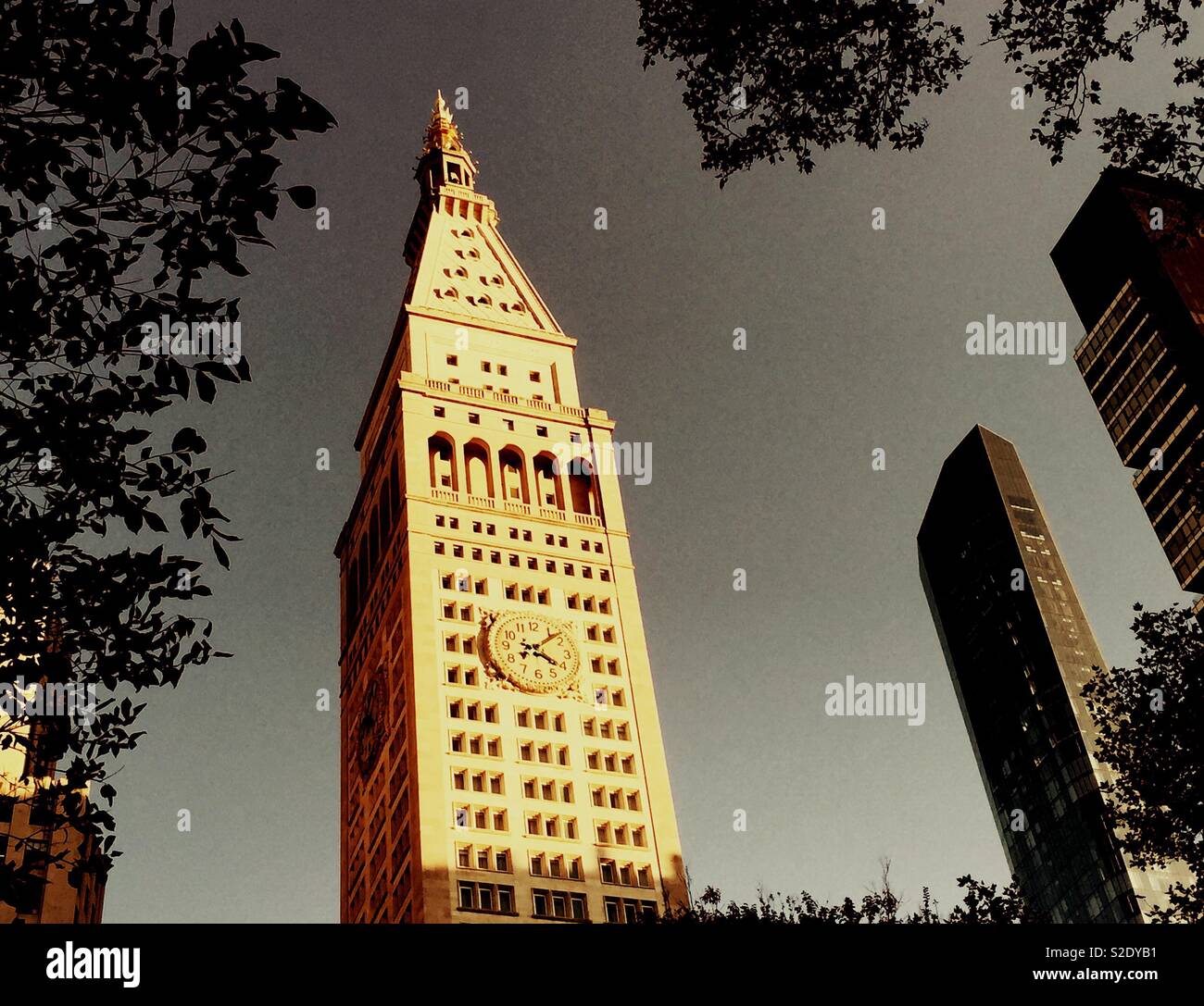 La torre di MetLife in One Madison Avenue si trova su East 23rd San di fronte al Madison Square Park, New York, Stati Uniti d'America - Immagine stock catturata con smartphone