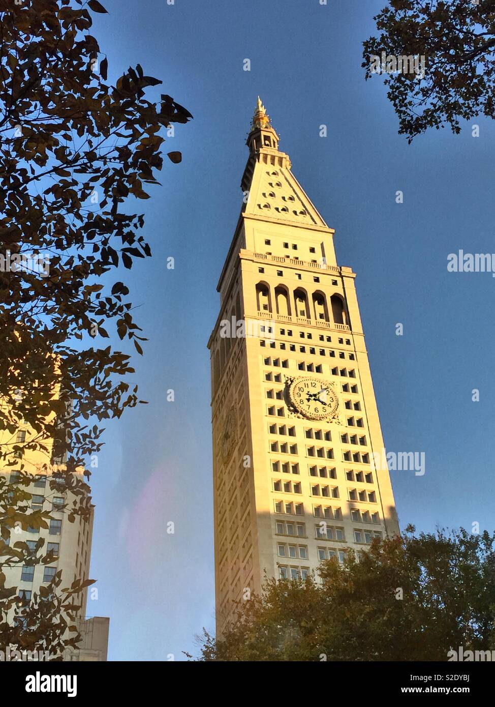 Il Met Life torre presso One Madison Ave., frontiere Madison Square Park al ventitreesimo St., New York, Stati Uniti d'America - Immagine stock catturata con smartphone