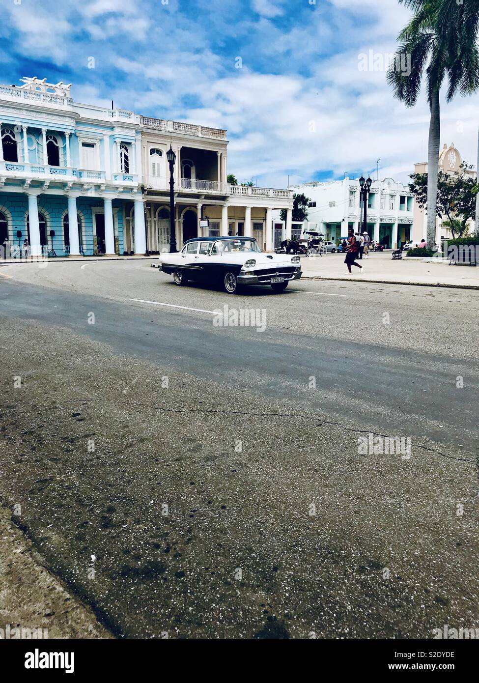 Auto classica la guida per le strade di Cuba Foto Stock