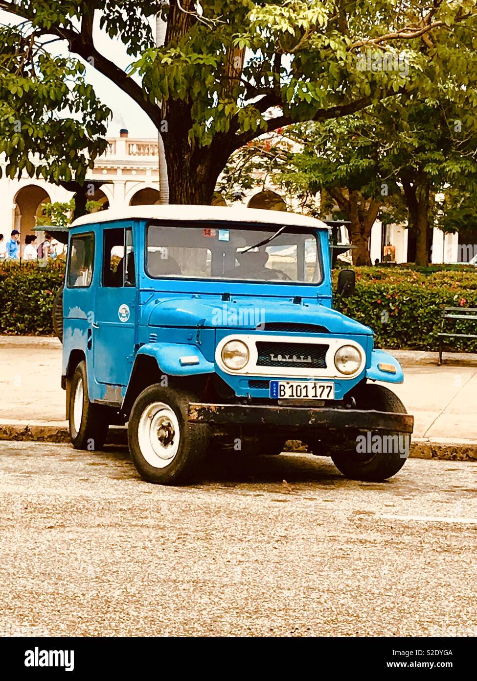 Blu brillante auto classica parcheggiato fino al di fuori di Jose Marti Park nella piazza principale di Cienfuegos Cuba Foto Stock