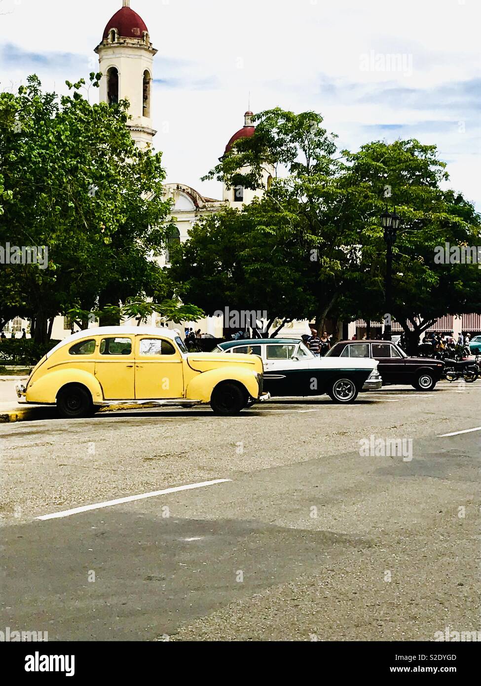 Classic le vetture schierate lungo la strada nel centro di Cienfuegos Cuba Foto Stock