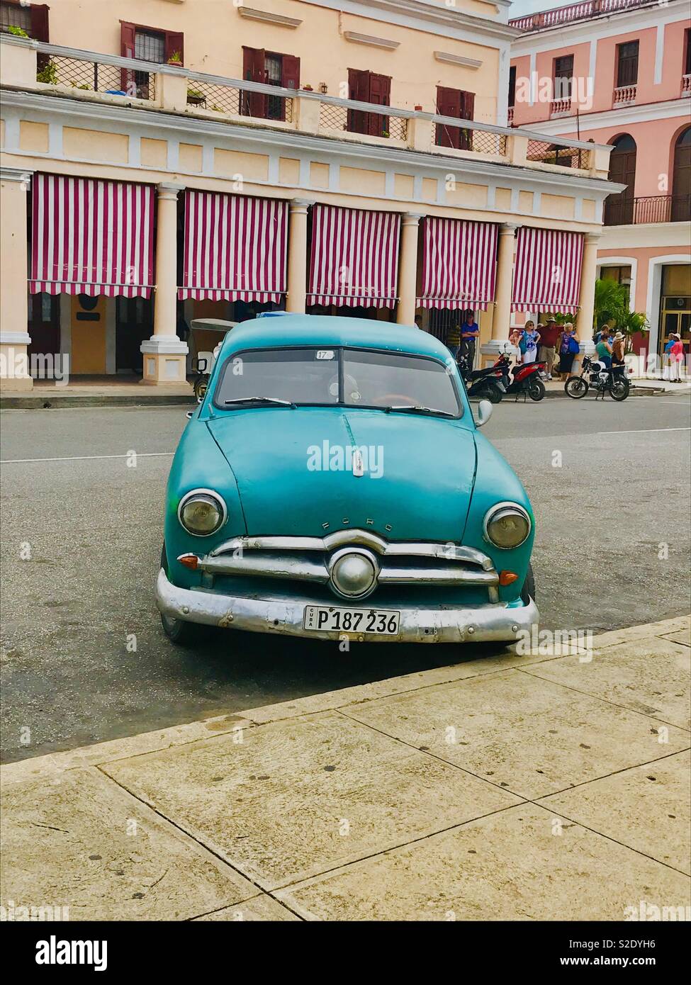Classico Ford auto parcheggiate fino al centro di Cienfuegos Cuba Foto Stock