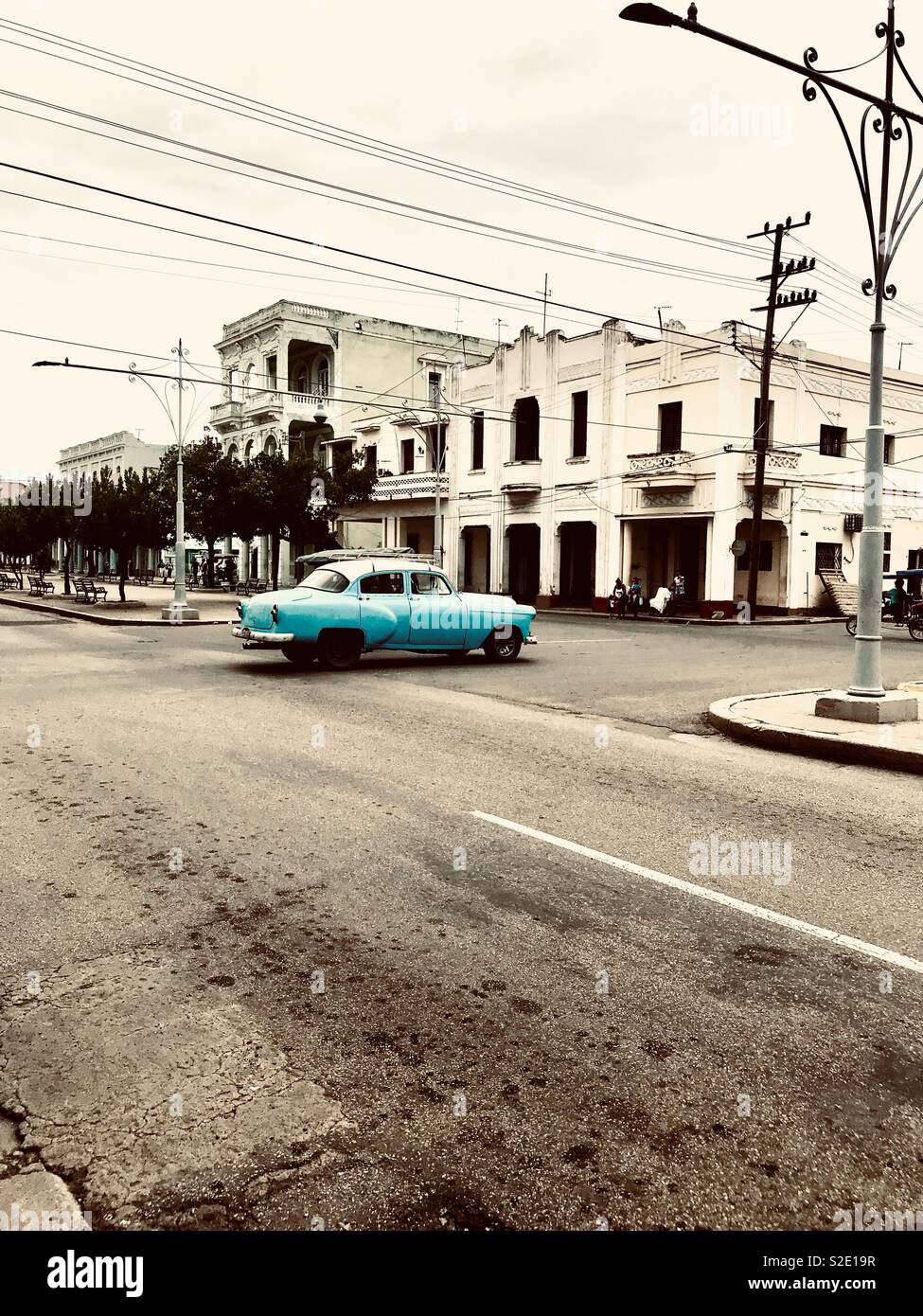Blu brillante classic car guida attraverso le strade di Cienfuegos Cuba Foto Stock