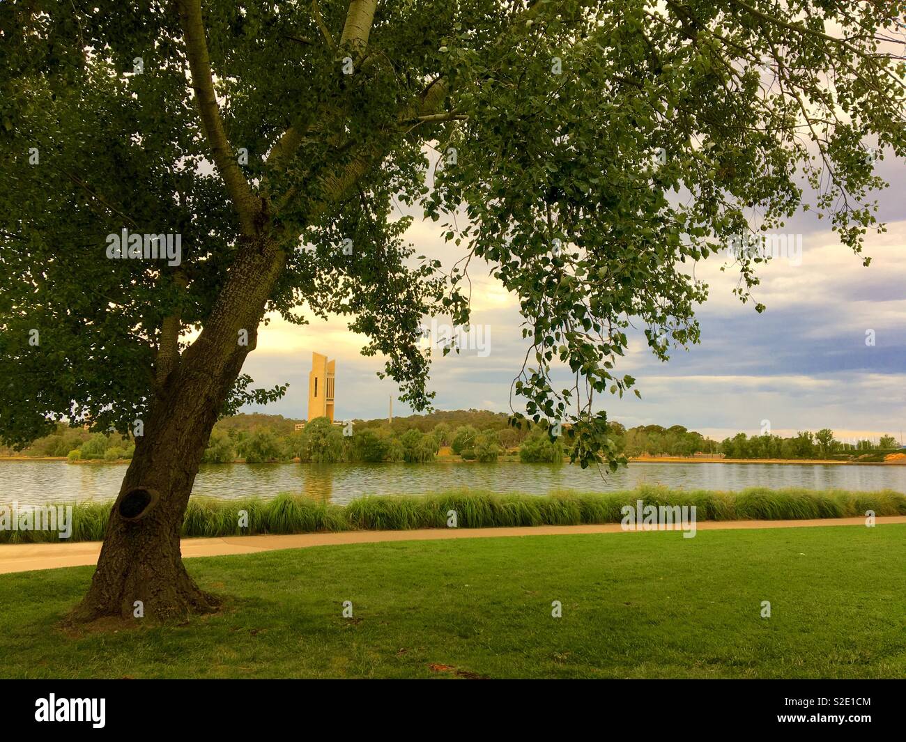 Canberra's lago Burley Griffin con estate tree e il Carillon Foto Stock