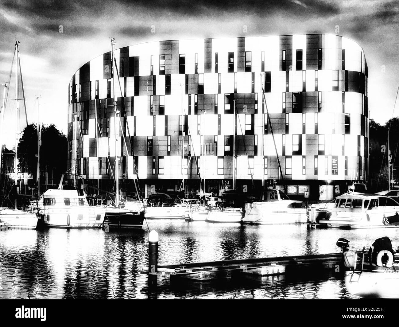 Università di Suffolk, Neptune Quay, Ipswich, Suffolk. - Immagine stock catturata con smartphone