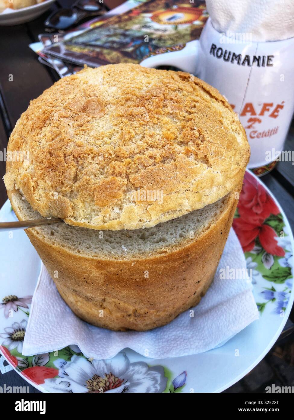 Rumeno tradizionale minestra di fagioli servita nel pane. Foto Stock