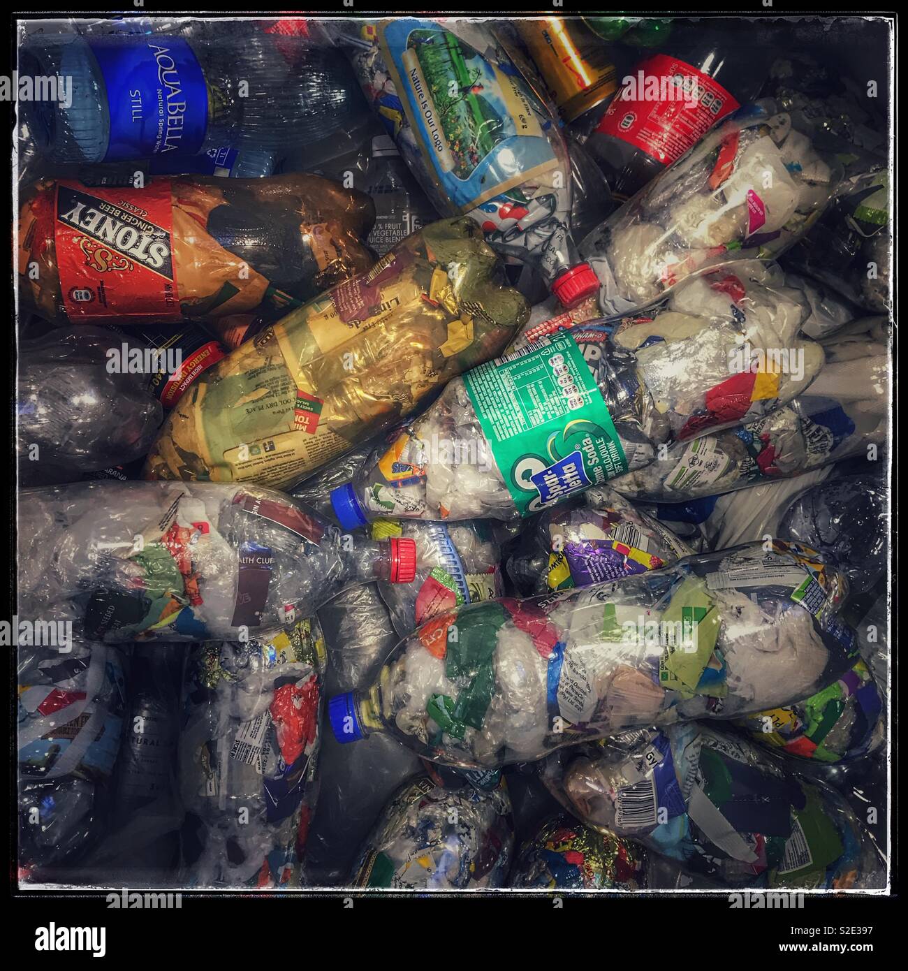 Sacchetti di plastica insaccata in bottiglie di plastica. - Immagine stock catturata con smartphone