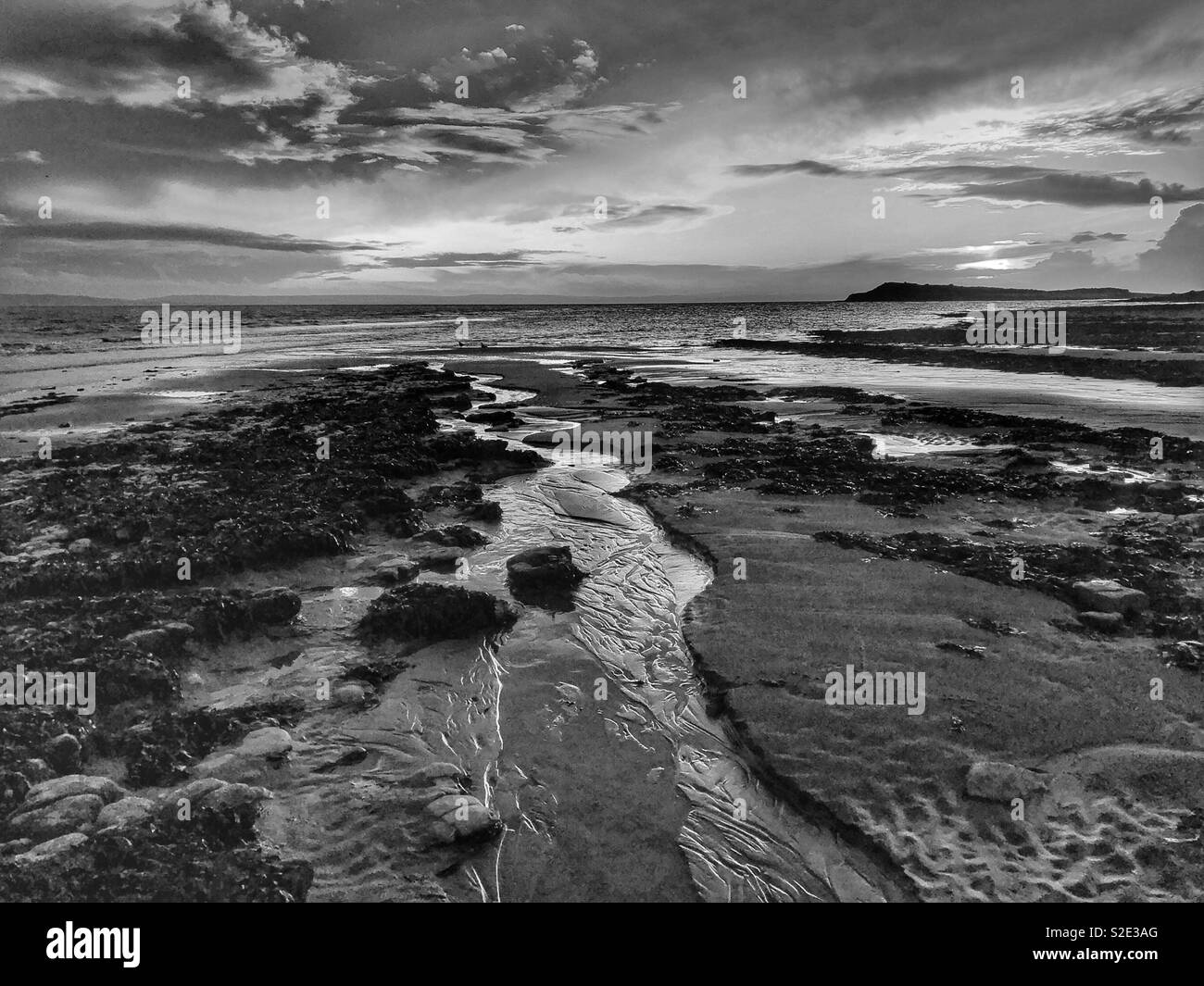 Crepuscolo sopra St Mary's ben baia guardando verso Sully Isola, South Wales, Novembre. Foto Stock