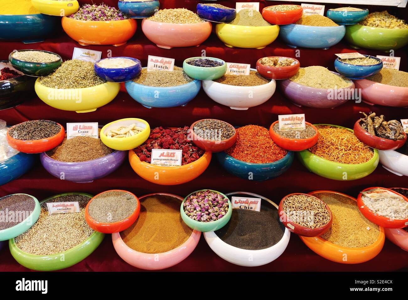 Erbe e spezie e frutta secca al bazaar in Iran Foto stock - Alamy