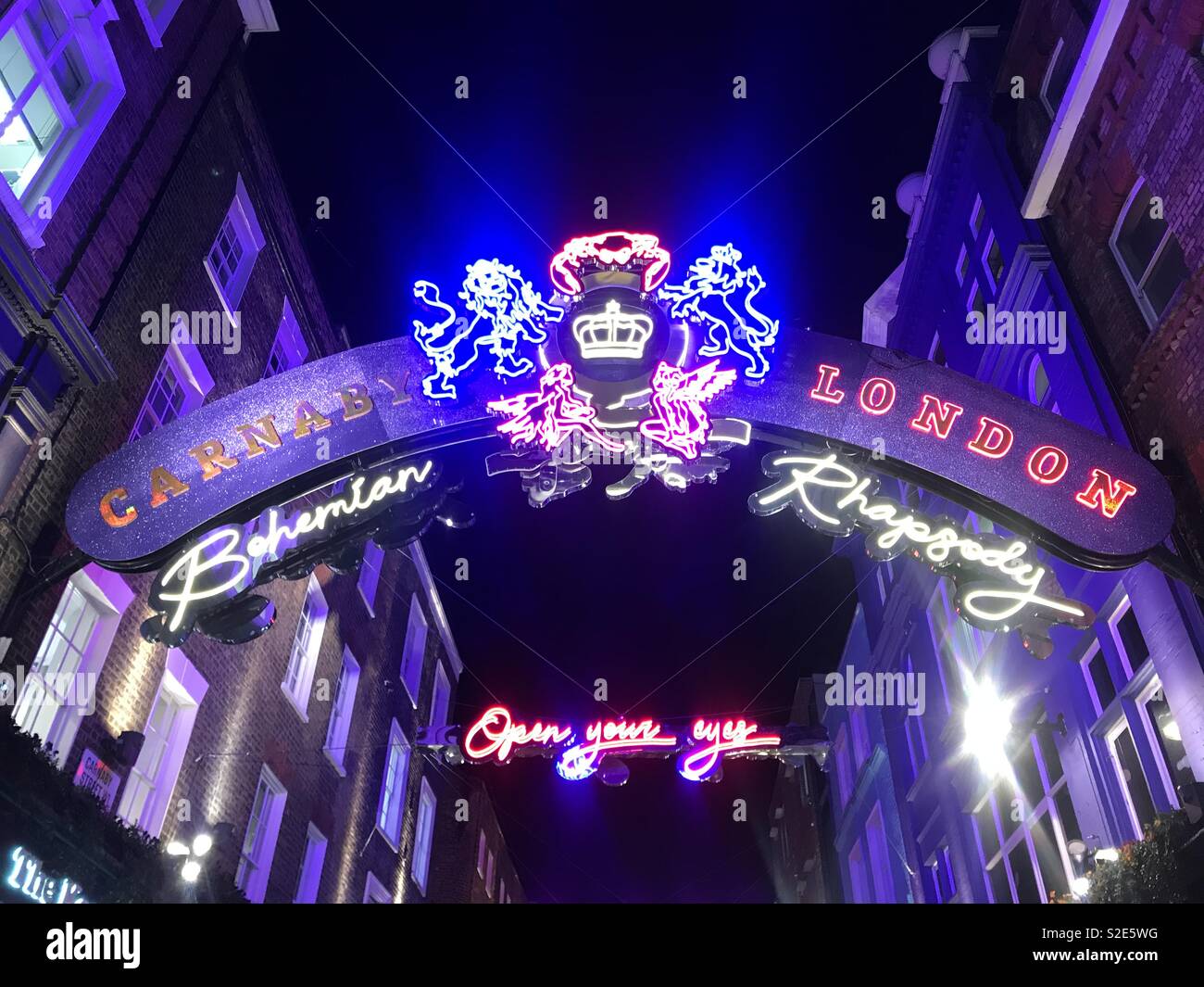 Carnaby Street, Londra presenta un indicatore al neon Bohemian Rhapsody display per promuovere il nuovo film. Foto Stock