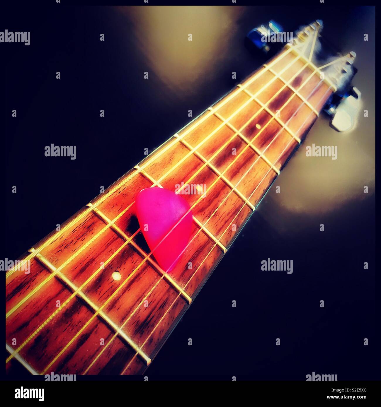 La chitarra e il plettro - Immagine stock catturata con smartphone