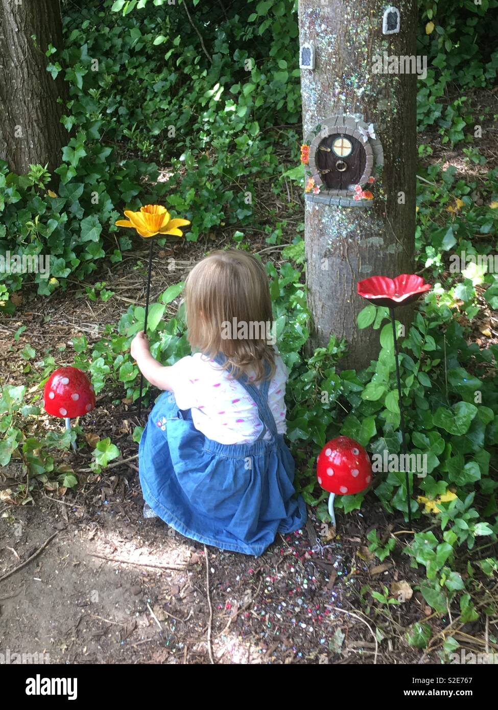Bambino in fairy garden Foto Stock