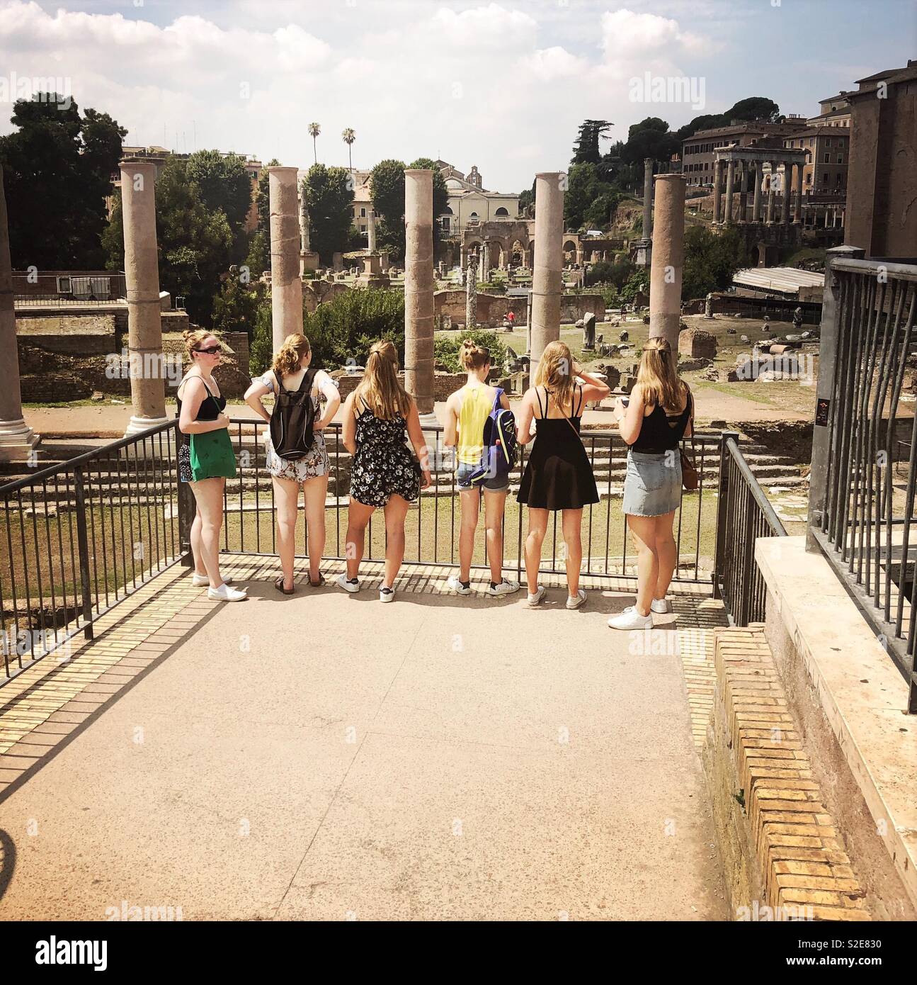 Gruppo di turisti che si affaccia sul Foro Romano, Roma Italia Foto Stock