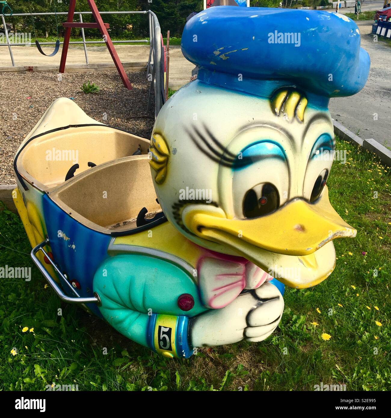 Donald Duck bambini's ride presso il park Foto Stock