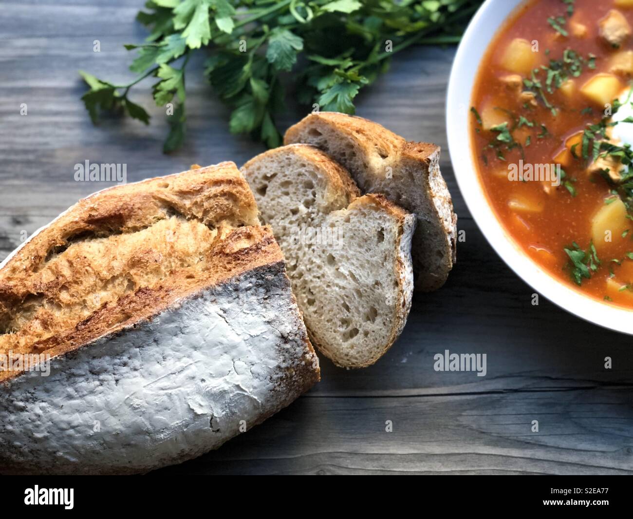 Comfort food. Zuppa calda e pane appena sfornato Foto Stock