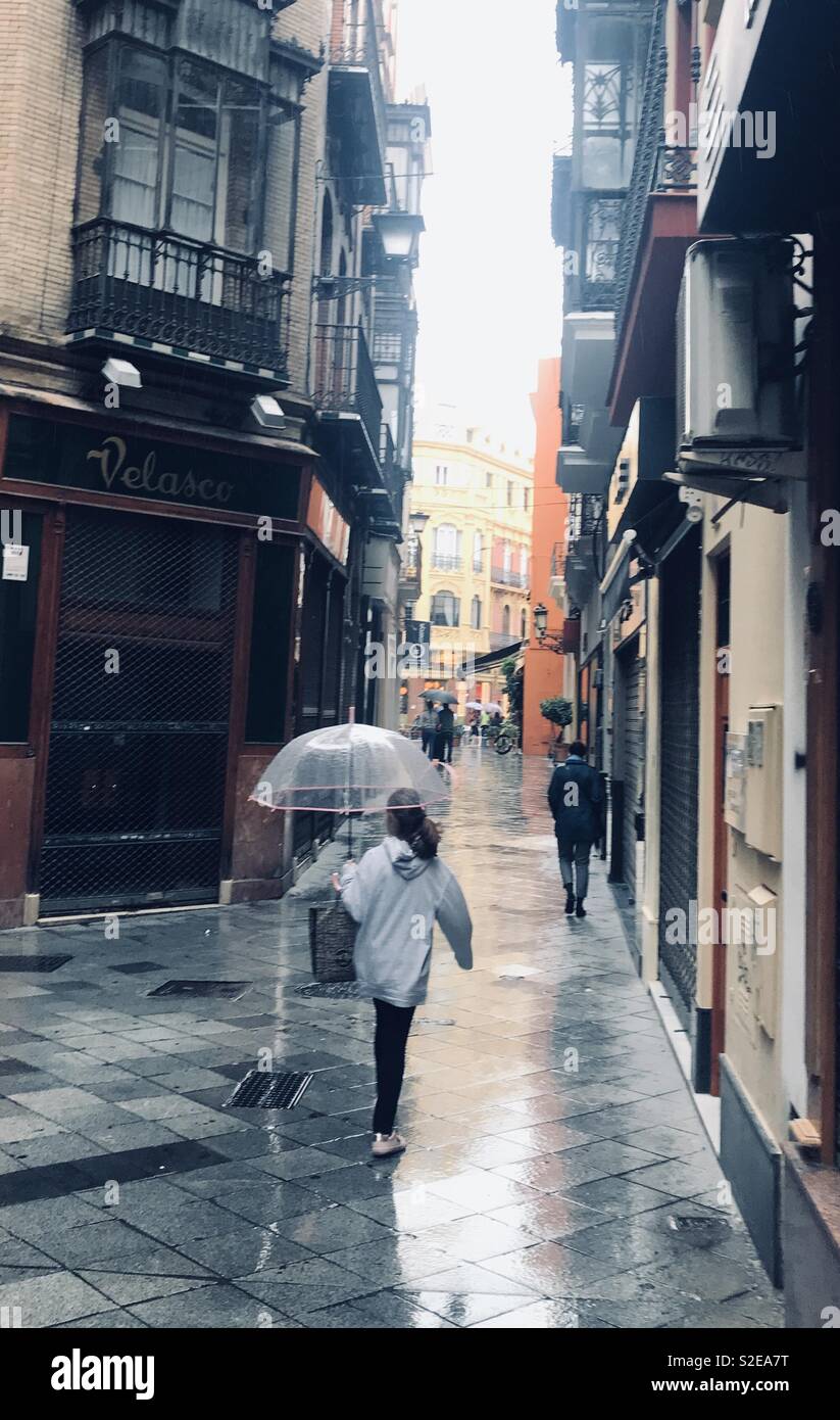 Ragazza con ombrello in Siviglia Foto Stock