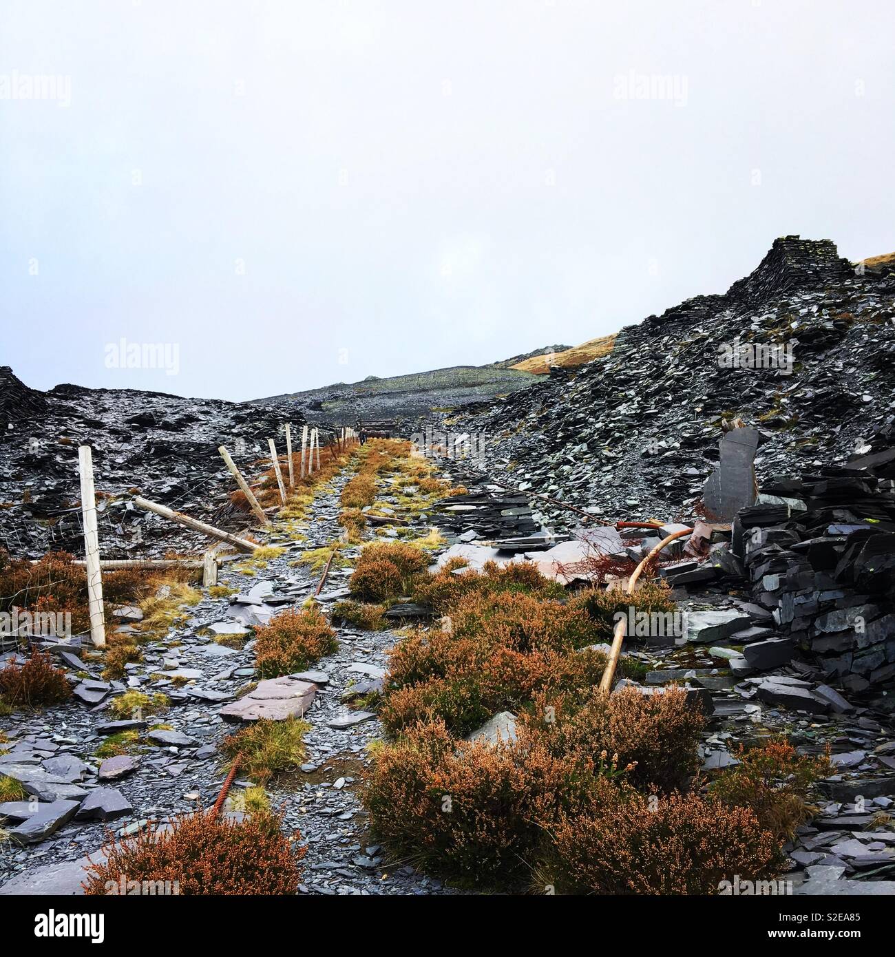 Cava di Dinorwig paesaggio di ardesia e il sentiero, Snowdonia Foto Stock