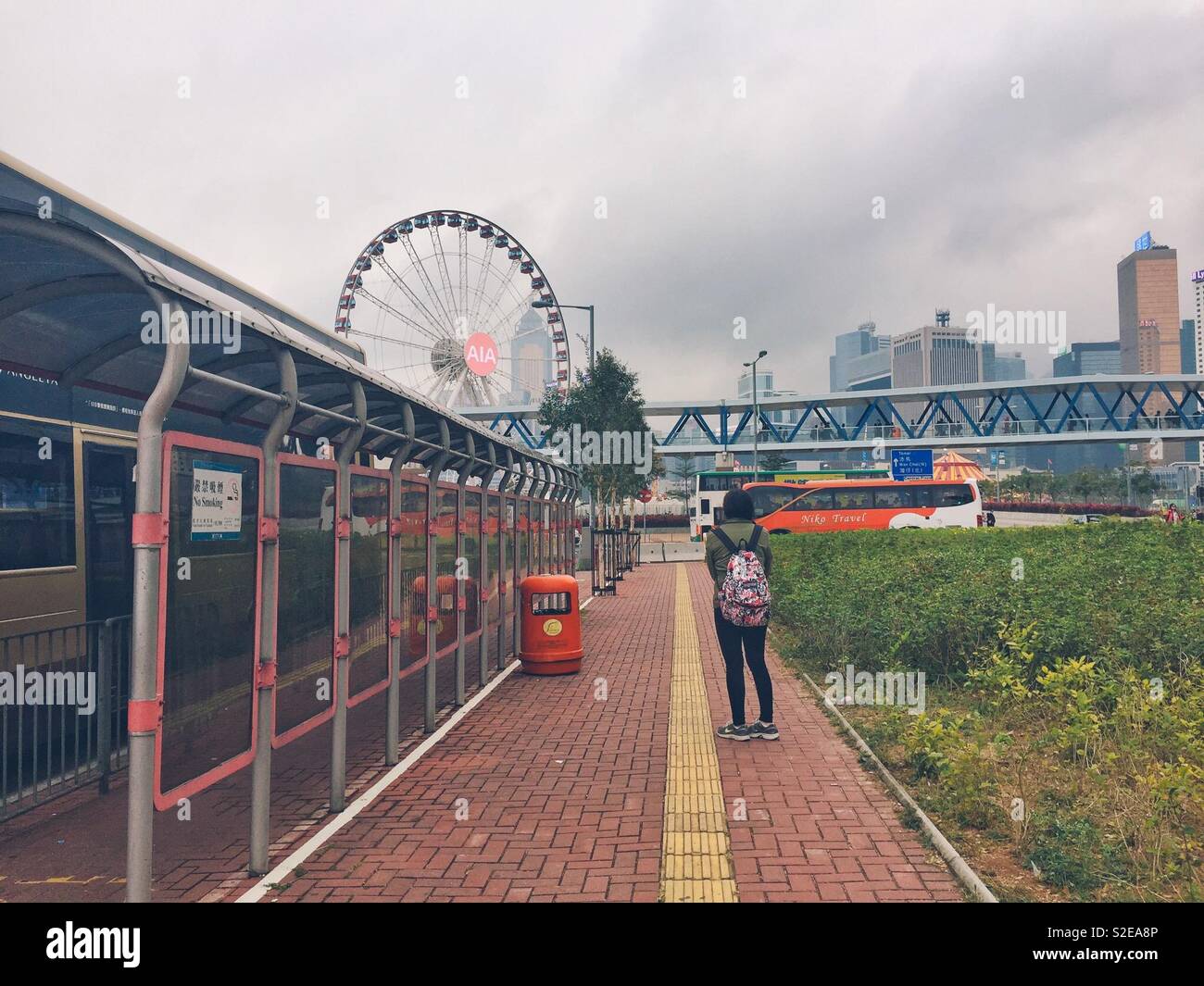 Passeggiando per il centro di Hong Kong in un giorno di nebbia - Immagine stock catturata con smartphone
