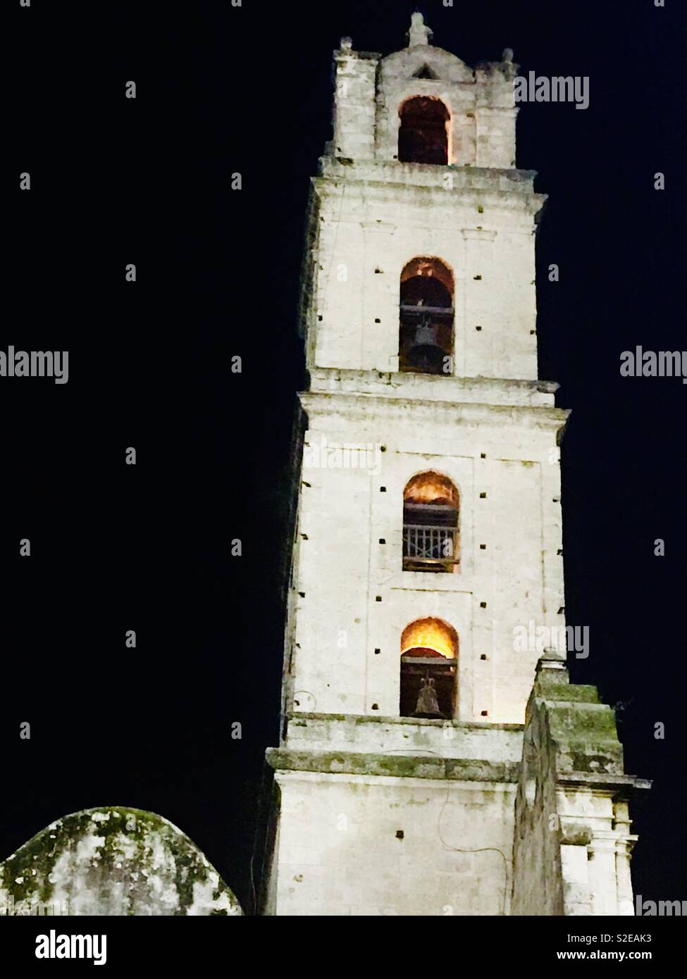 Torre delle campane della chiesa e convento di San Francesco a notte in Havana Cuba Foto Stock