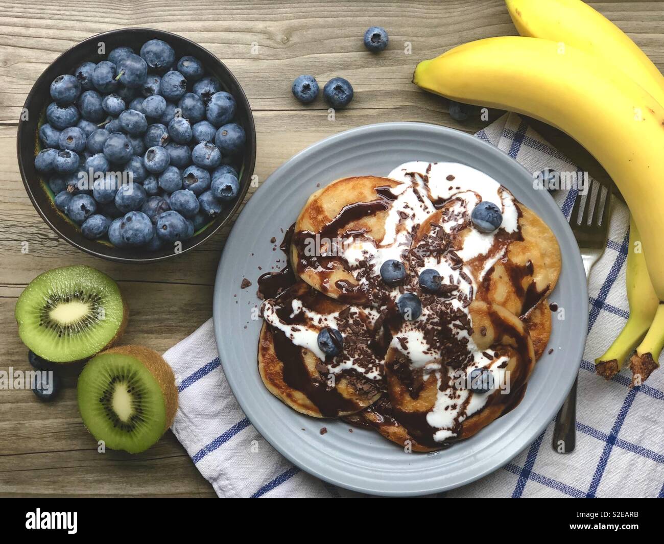 Vegan banana pancake con mirtilli , kiwi e fette di banana Foto Stock