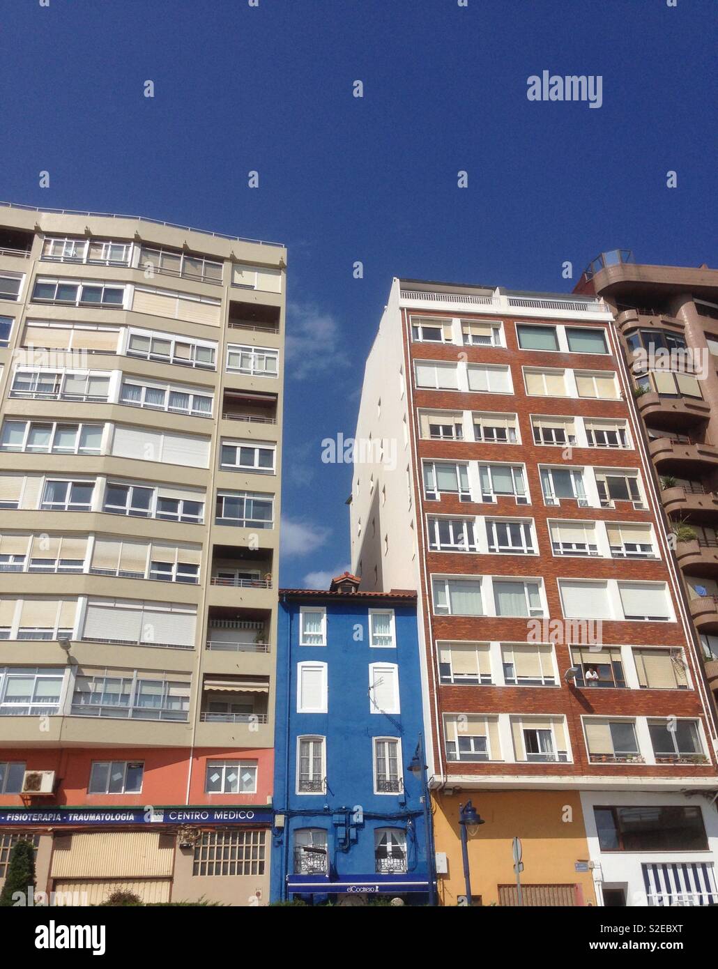 Un piccolo edificio è schiacciato da edifici alti in Santander Spagna Foto Stock