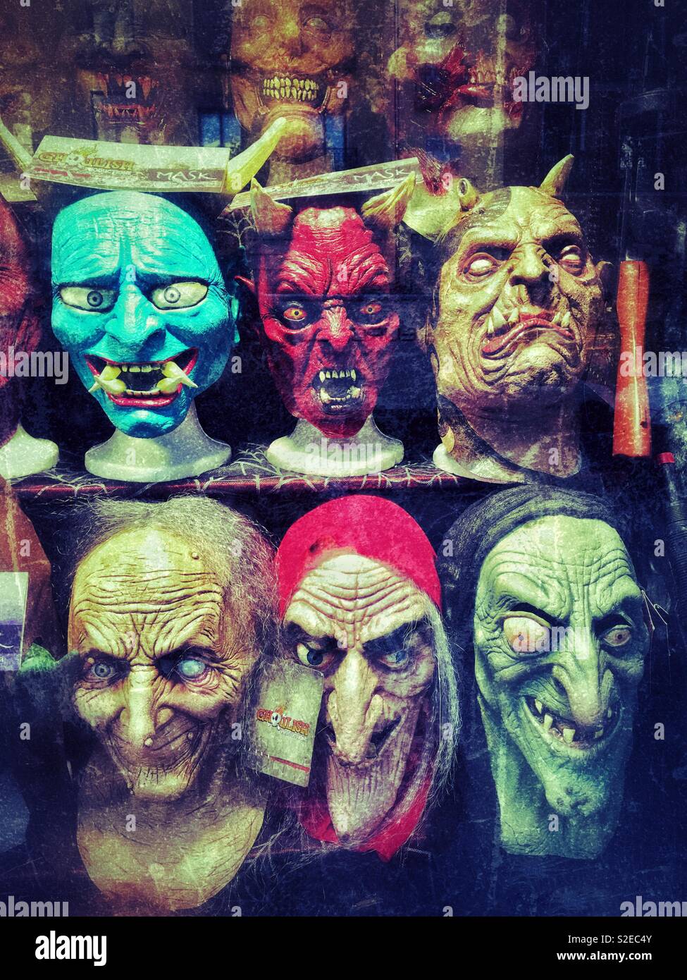 Ghoulish le maschere in una finestra di visualizzazione. Esso deve essere tempo di Halloween. Non è raccomandato per le persone con disturbi nervosi! Credito foto - © COLIN HOSKINS. Foto Stock