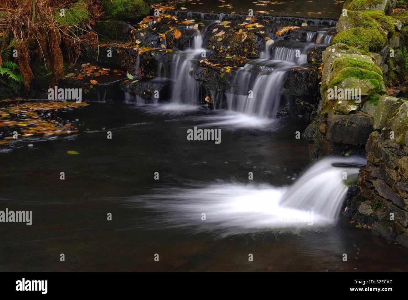 Tre piccole cascate fluire in un fiume Foto Stock
