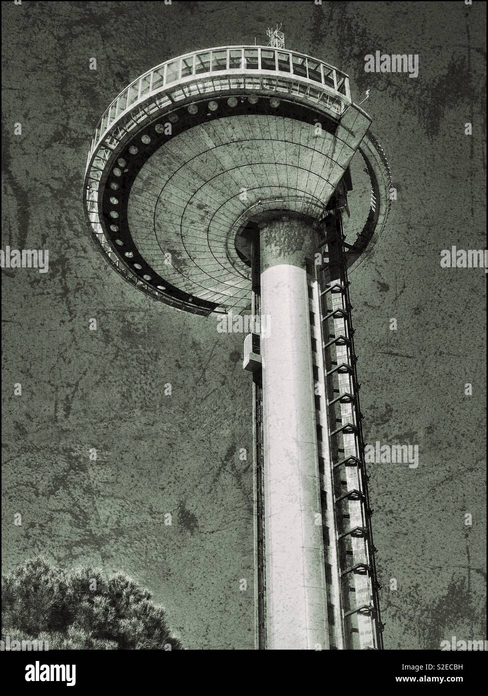 Un effetto di grunge immagine del famoso Faro de Moncloa - un 92meter alta torre di osservazione che offre vedute panoramiche di Madrid, Spagna. Torre di osservazione o nave spaziale?! Foto © COLIN HOSKINS. - Immagine stock catturata con smartphone